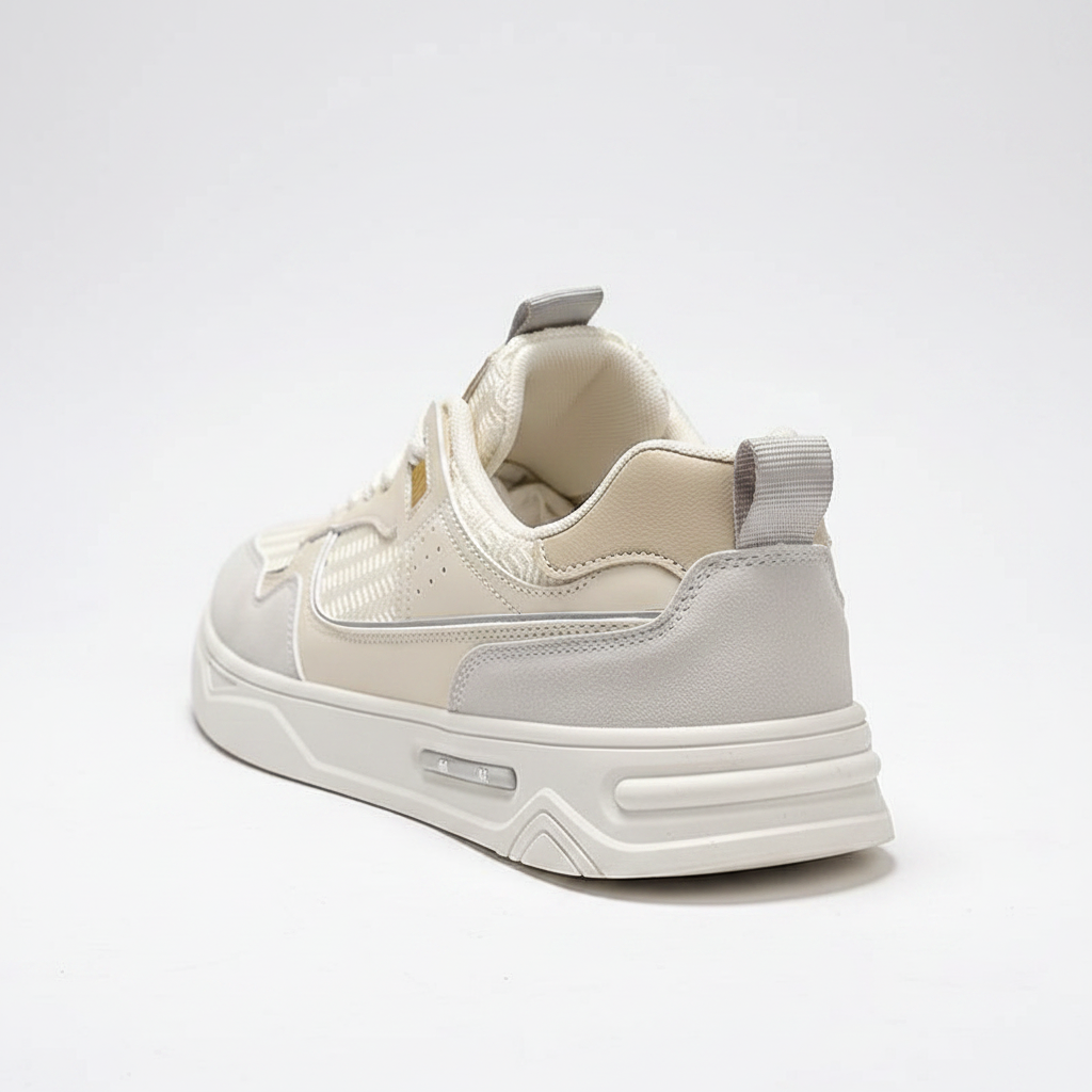Sneaker beige crème – Vue arrière talon – fond blanc studio